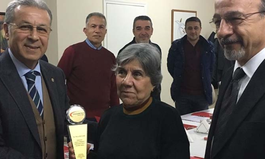 VAKFIMIZ TARAFINDAN OLCAY KÜLAH’A PLAKET TAKDİM EDİLDİ